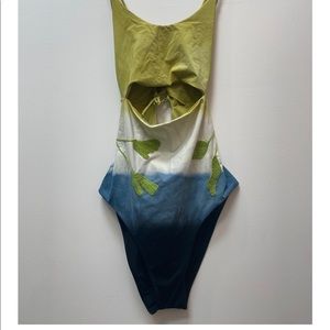 Entreaguas swimsuit with cut out